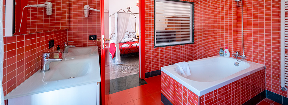 Bagno rosso con vasca